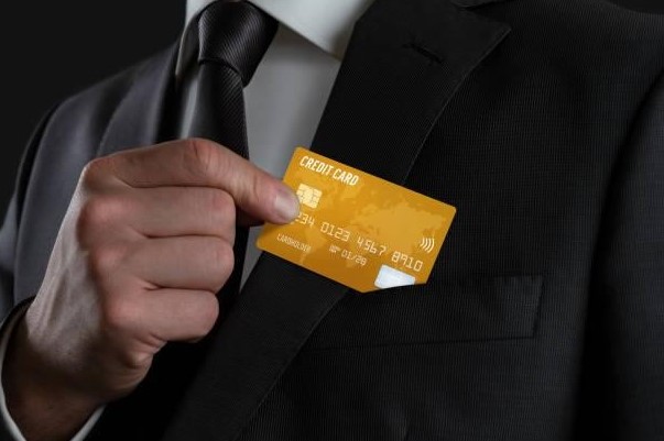 Top 5 Benefits of Issuing Corporate Cards To Employees 